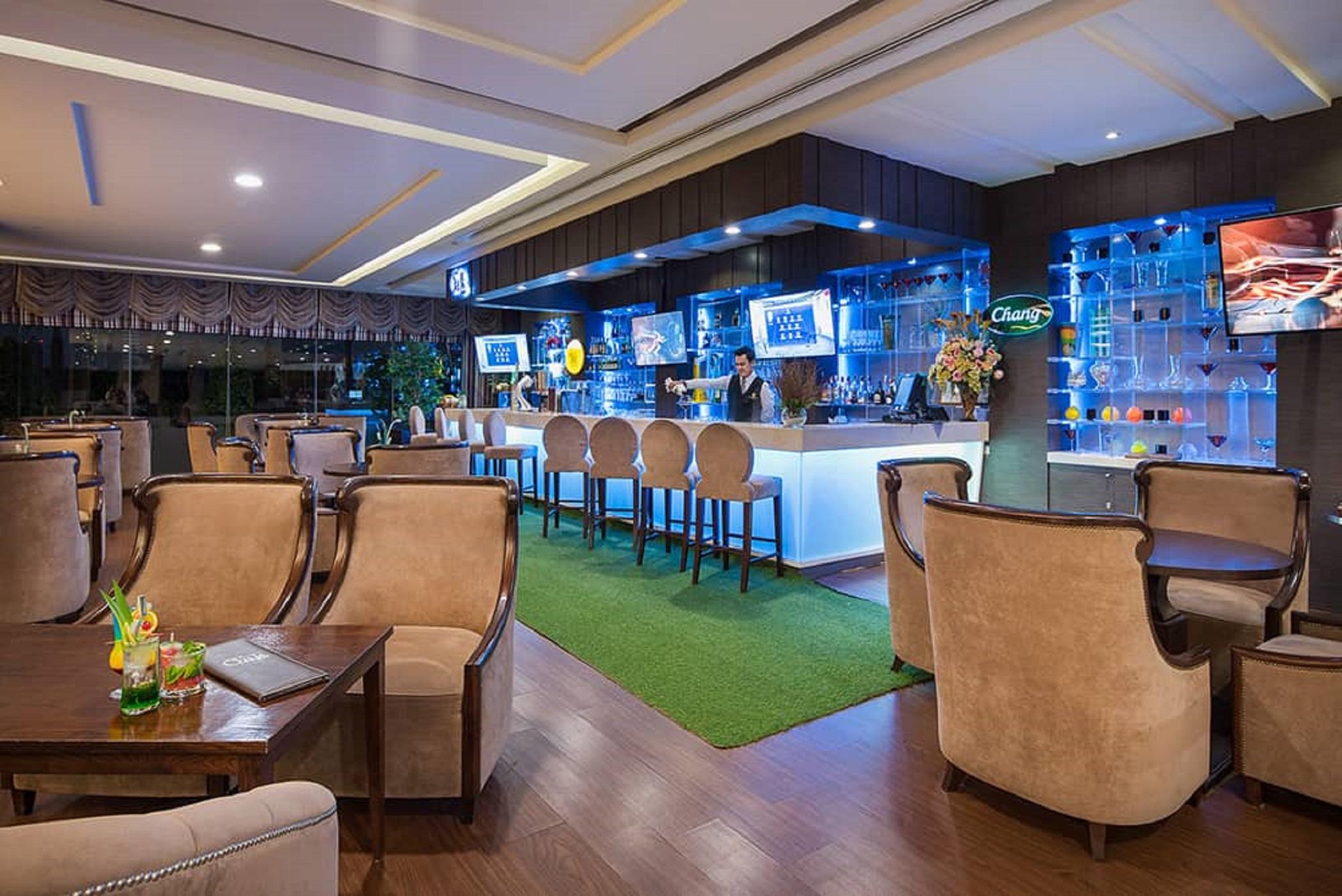 The Berkeley Hotel Pratunam Bangkok Exterior foto The bar at the hotel