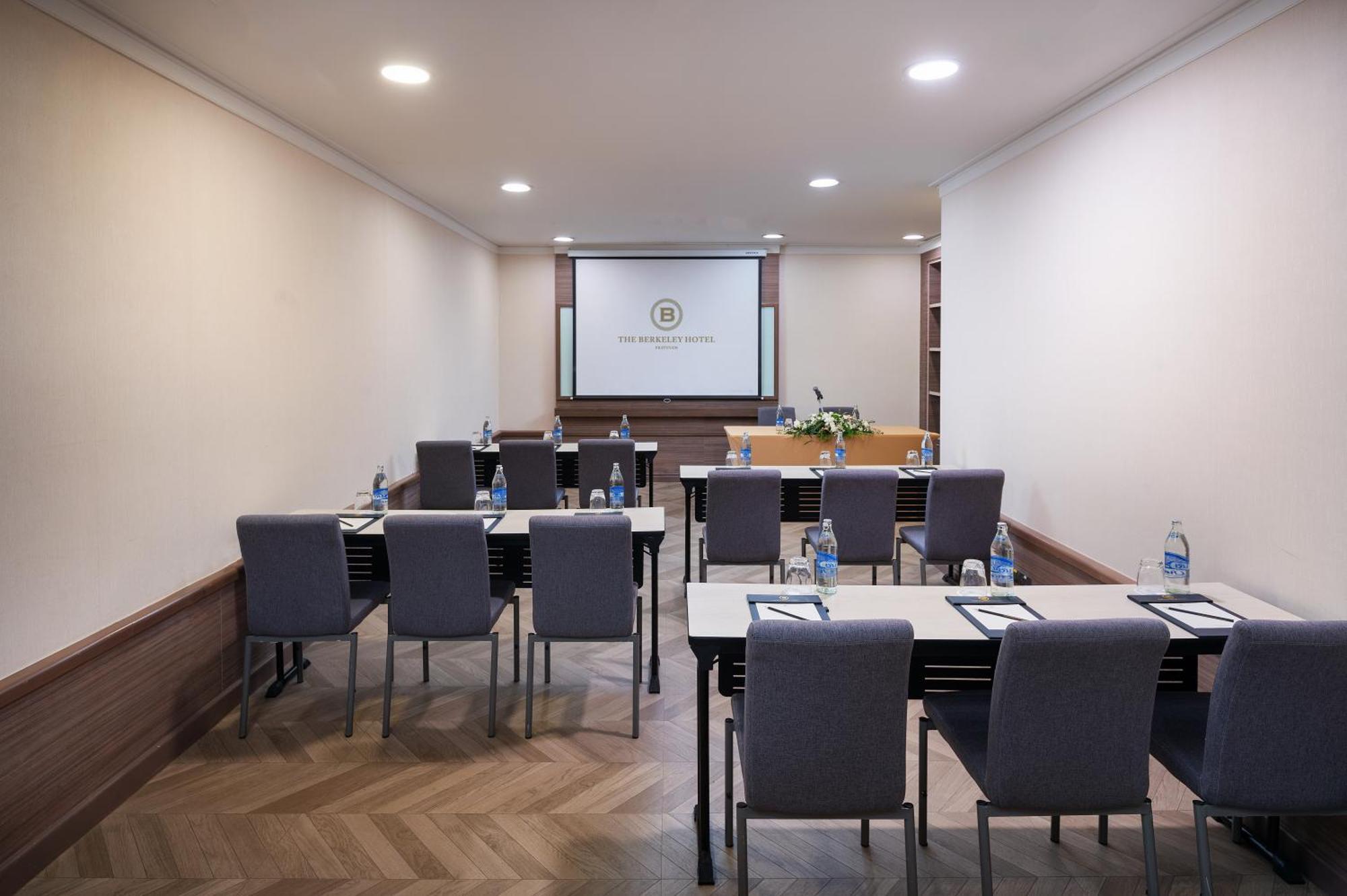 The Berkeley Hotel Pratunam Bangkok Exterior foto Meeting room at The Westin Palace, Madrid