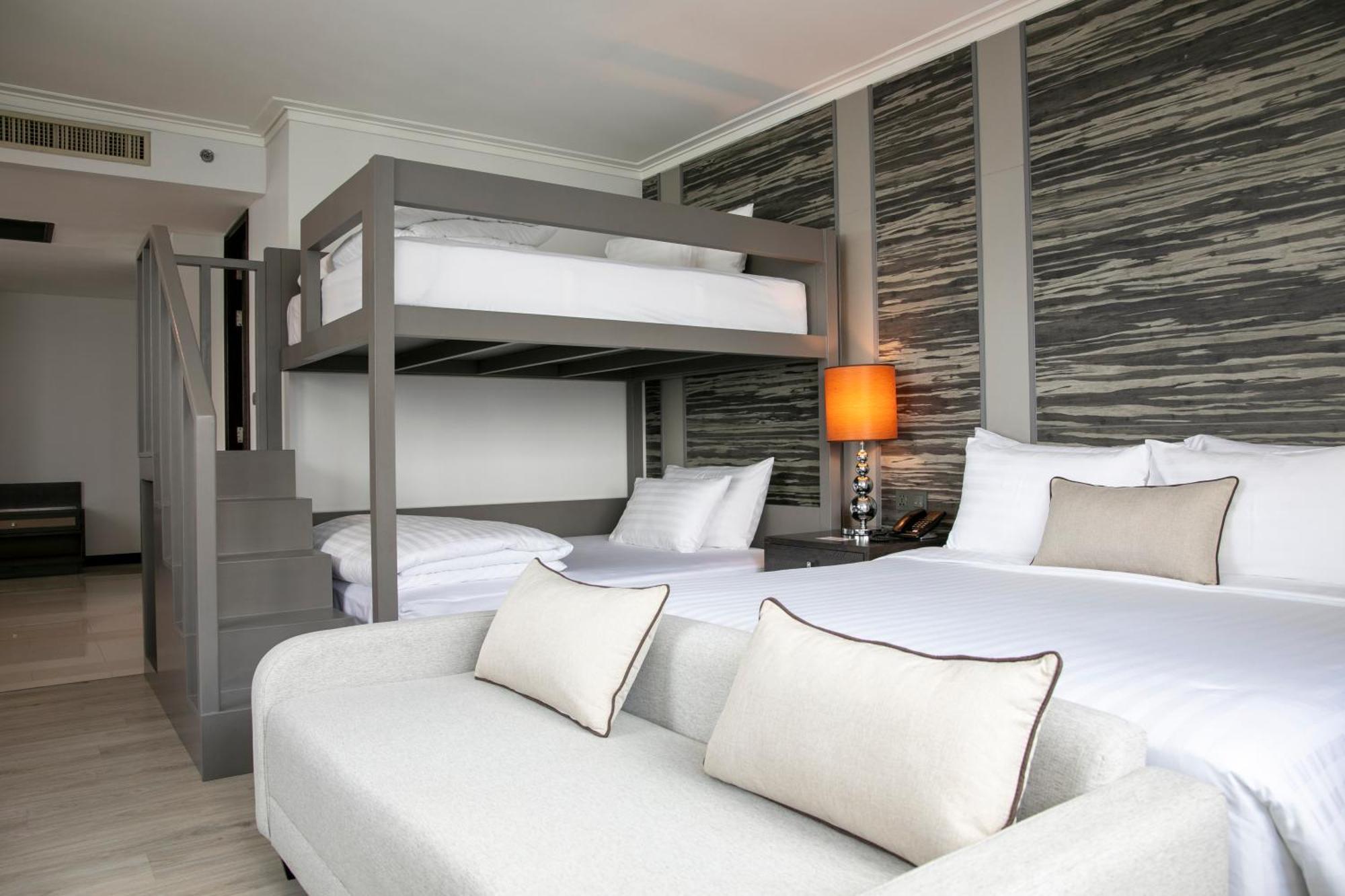 The Berkeley Hotel Pratunam Bangkok Exterior foto Family Suite